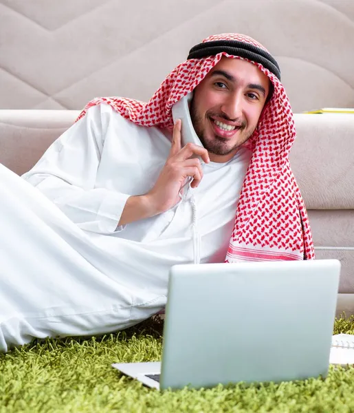 Арабський чоловік працює вдома над своєю роботою. — стокове фото