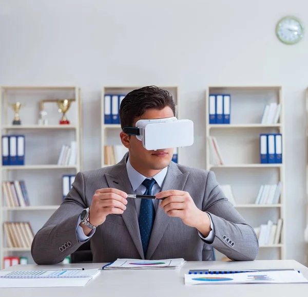 Επιχειρηματίας με γυαλιά εικονικής πραγματικότητας στο γραφείο — Φωτογραφία Αρχείου