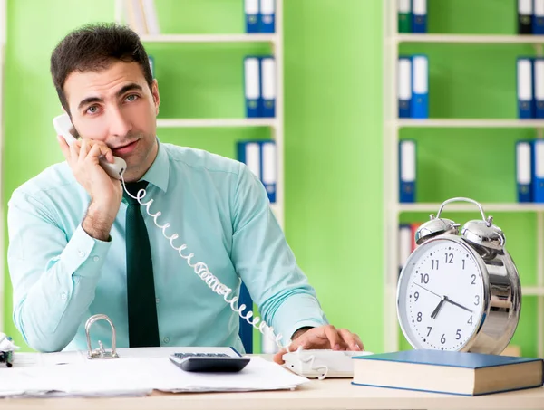 Gerente financiero masculino que trabaja en la oficina en la gestión del tiempo — Foto de Stock