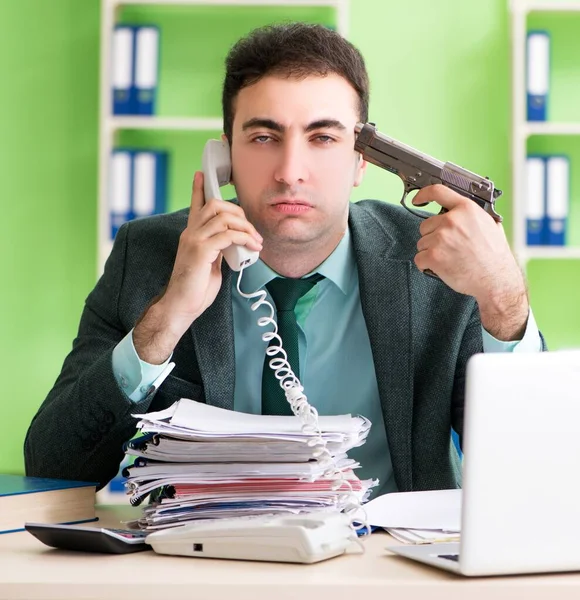 Biznesmen zły z nadmiernej pracy siedzi w biurze — Zdjęcie stockowe
