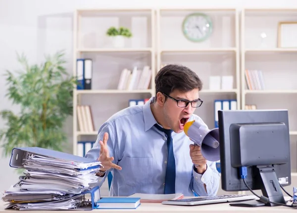 事務所で働くストレスの多いビジネスマン — ストック写真