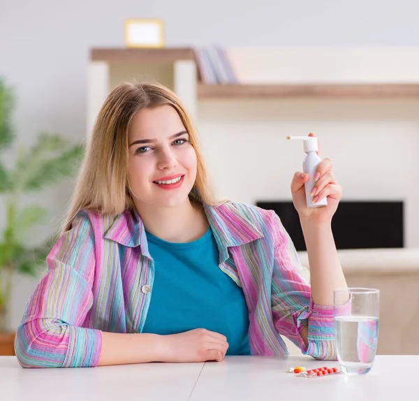 Młoda kobieta stosująca inhalator w leczeniu astmy — Zdjęcie stockowe