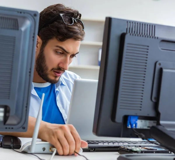 IT technician looking at IT equipment — Stock Photo, Image