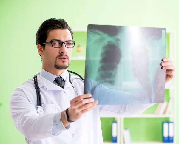 Doktor radyoloji uzmanı hastanede röntgen taramasına bakıyor. — Stok fotoğraf