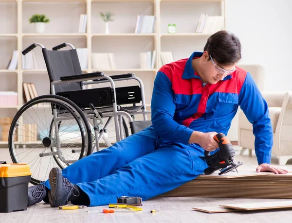 Uomo disabili posa laminato pavimento in ufficio — Foto Stock