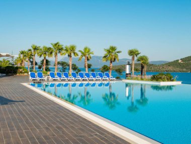 Aydınlık bir yaz gününde açık havada güzel bir yüzme havuzu.