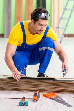 Profesyonel müteahhit evde döşeme döşemesi yapıyor.