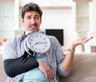 Zaman yönetimi kavramı içinde el yaralanması olan genç öğrenci adam