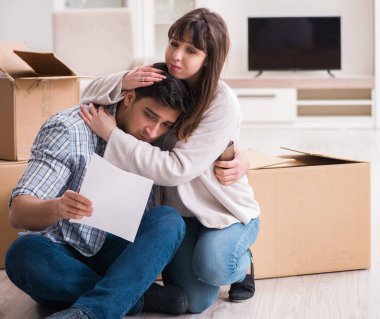 Genç bir çift haciz mektubu alıyor.