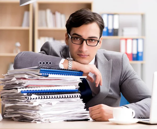 Schöner Geschäftsmann, der im Büro arbeitet — Stockfoto