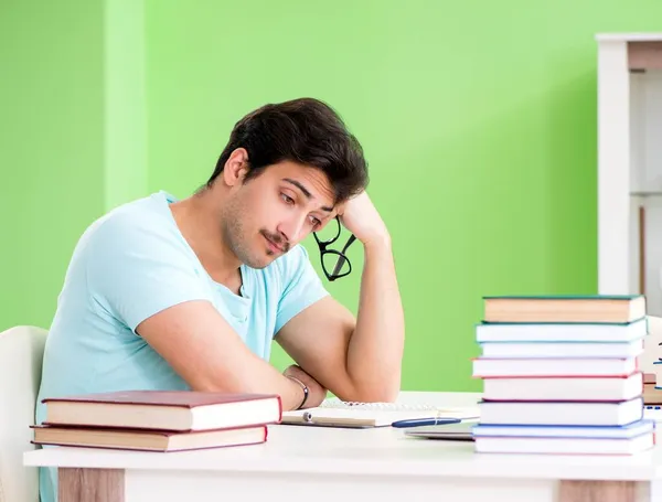 Estudante se preparando para exames universitários em casa — Fotografia de Stock