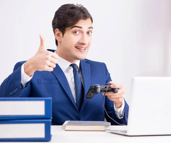 Joven hombre de negocios guapo jugando juegos de ordenador en la oficina de trabajo —  Fotos de Stock