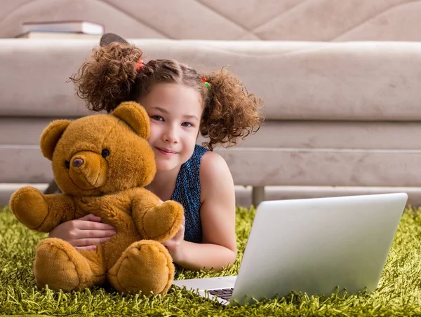 Little girl surfing internet on laptop — Stock Photo, Image