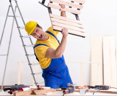 Kat tamircisi işinden memnun değil.