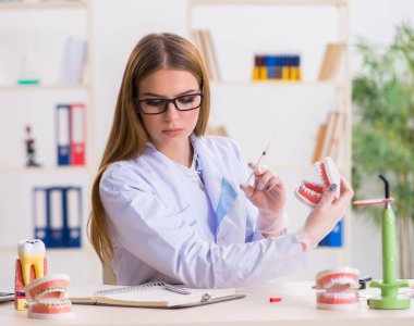 Diş hekimliği öğrencisi sınıfta pratik yapıyor.