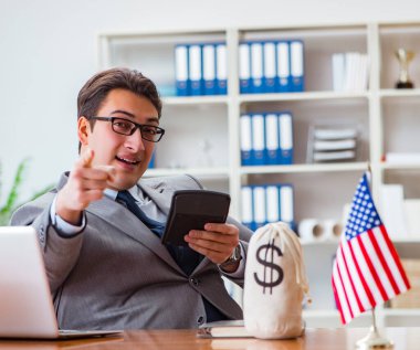 Ofisinde Amerikan bayrağı taşıyan bir iş adamı