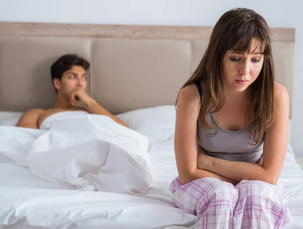 Mulher e homem no quarto — Fotografia de Stock