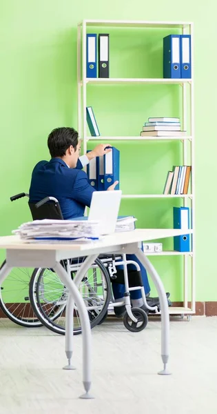 Empresario discapacitado que trabaja en la oficina — Foto de Stock