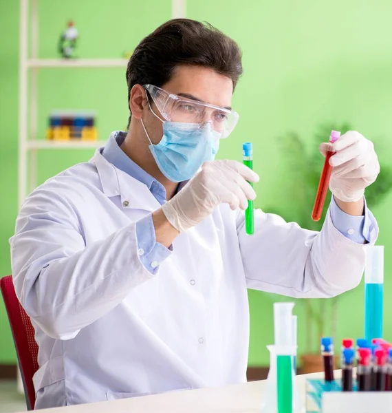 Hombre químico trabajando en el laboratorio —  Fotos de Stock