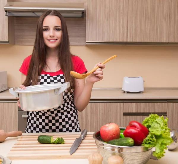 Jonge vrouw huisvrouw werken in de keuken — Stockfoto