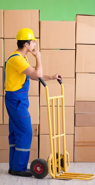 Hombre contratista trabajando con cajas de entrega — Foto de Stock