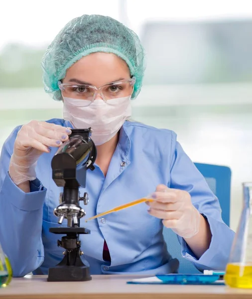 Chemikerin arbeitet im Labor — Stockfoto