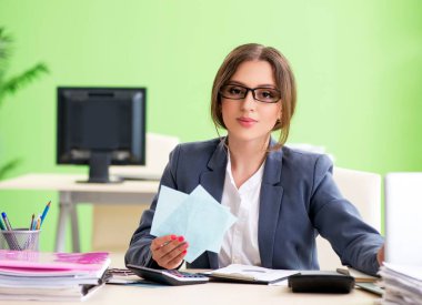 Ofiste çalışan kadın finans müdürü.