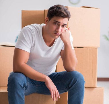 Evdeki kutuları taşıyan adam.