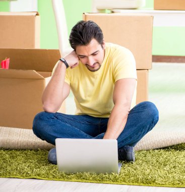 Genç ve yakışıklı bir adam yeni evine taşınıyor.