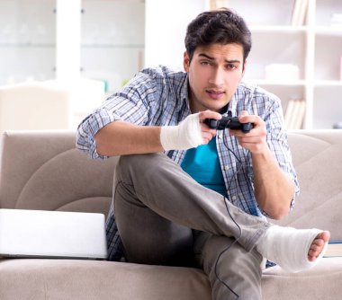 Evde yaralı genç bir öğrenci var.