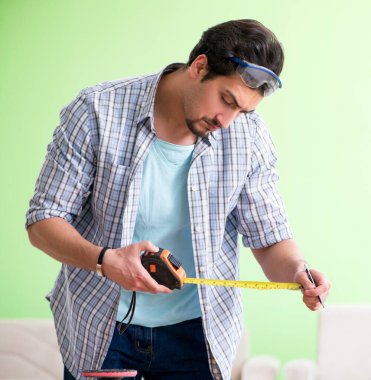 Atölyesinde çalışan marangoz.