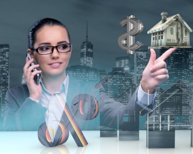 Hareket eden telefon içinde ipotek kavramı konuşurken işkadını
