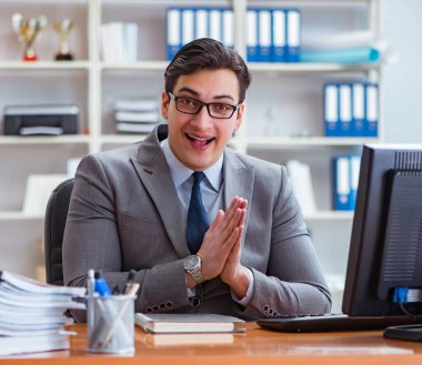 Ofiste çalışan bir işadamı.