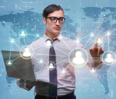 Sosyal ağ kavramı içinde laptop ile işadamı