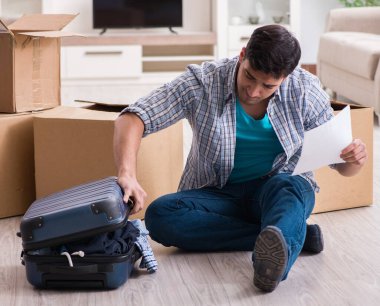 İşsiz bir adam haciz mektubu alıyor.