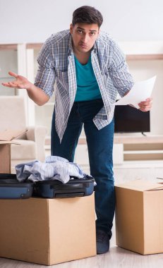 İşsiz bir adam haciz mektubu alıyor.