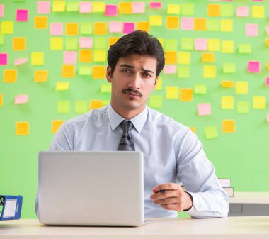 Ofiste birçok çelişkili öncelikleri olan bir adam var.