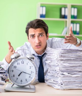 İş adamının evrak işleri ve iş yükü ile ilgili sorunları var