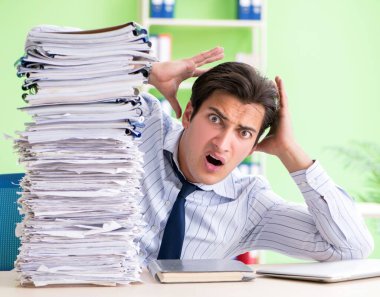 İş adamının evrak işleri ve iş yükü ile ilgili sorunları var