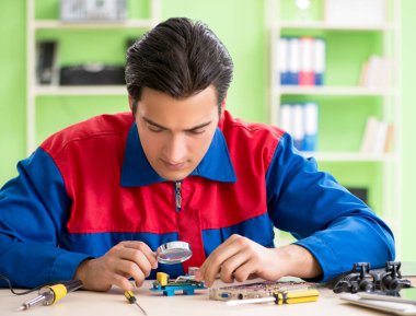 Bilgisayar mühendisi bozuk masaüstünü onarıyor