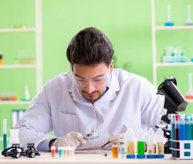 Laboratuvarda çalışan bir kimyager.