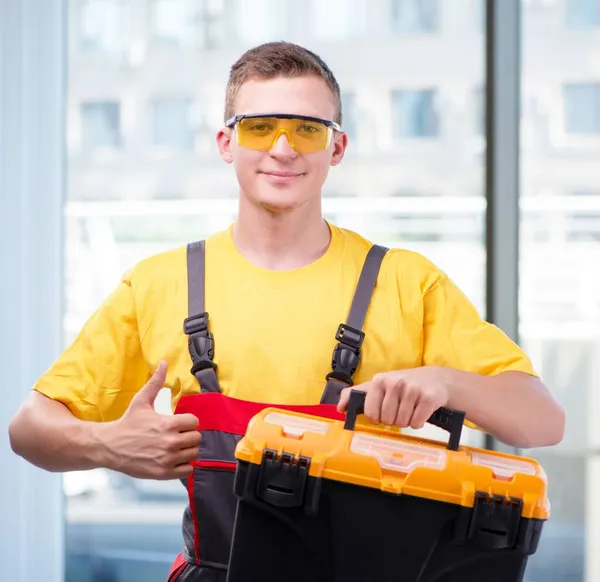 Joven trabajador de la construcción en mono amarillo — Foto de Stock