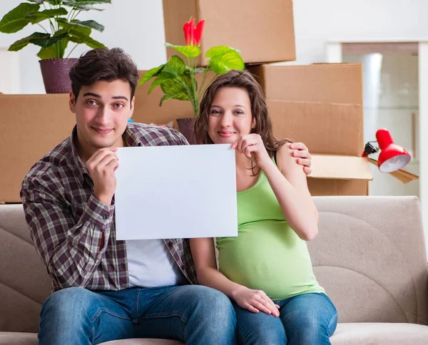 Young couple expecting baby with blank message — Stock Photo, Image