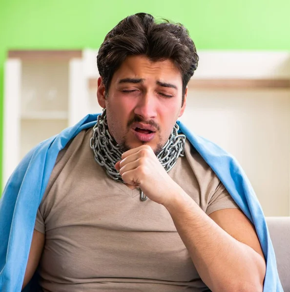Хворий молодий чоловік, який страждає від грипу вдома — стокове фото