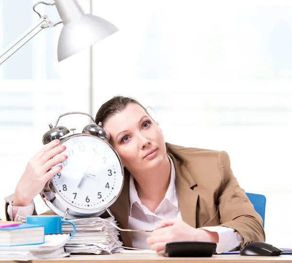 Empresária que trabalha no escritório — Fotografia de Stock