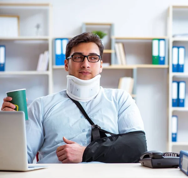 Uomo d'affari con braccio rotto che lavora in ufficio — Foto Stock