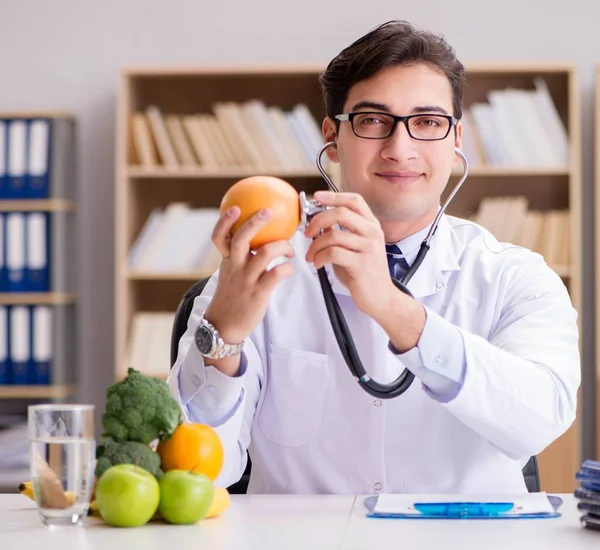 Lekarz w koncepcji żywności GMO — Zdjęcie stockowe