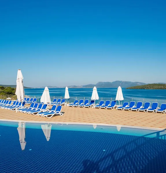 Νίκαια πισίνα σε εξωτερικούς χώρους για φωτεινή μέρα του καλοκαιριού — Φωτογραφία Αρχείου