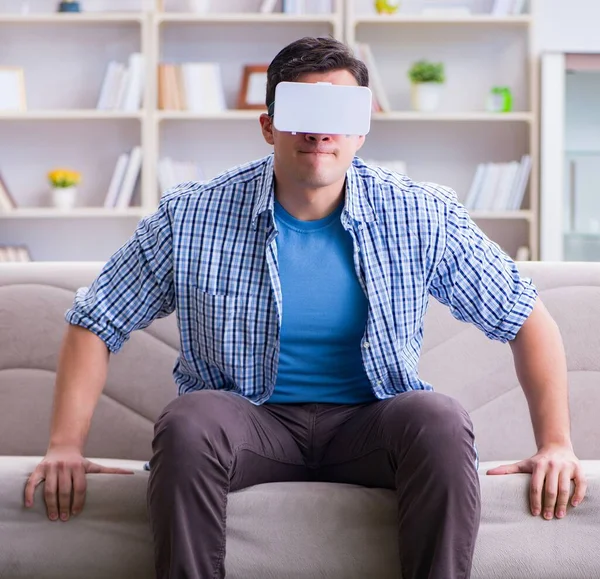 Man met virtual reality bril die thuis speelt — Stockfoto