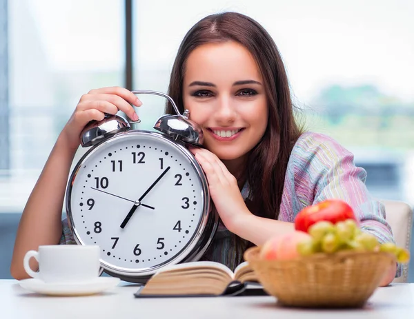 Chica joven desayunando por la mañana — Foto de Stock